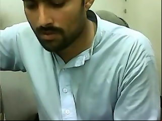 pakistan guy unloading huge meat 
